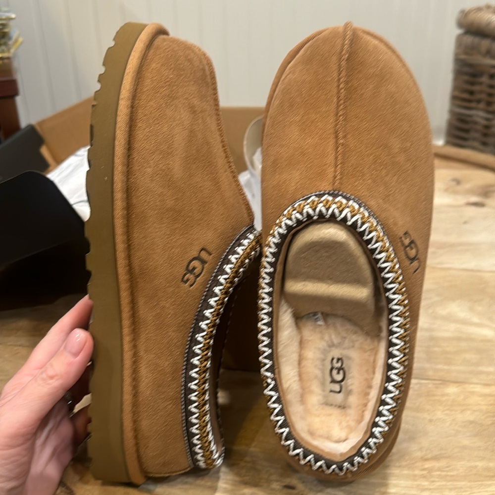 UGG Tasman Slippers. NWT. Size EU 42
In box. Never worn.